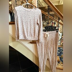 SOMA Leopard Very Soft PJ set. Top XS .Botton S 
Bottoms have elastin hem. GUC
